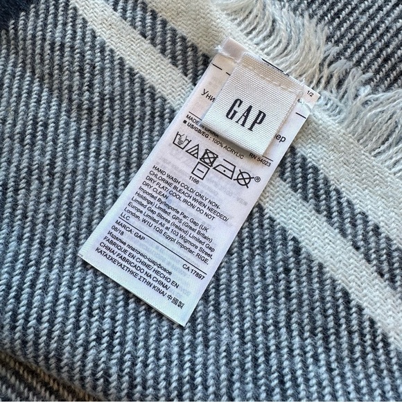 Gap blue and cream new without tag scarf. - Picture 8 of 12